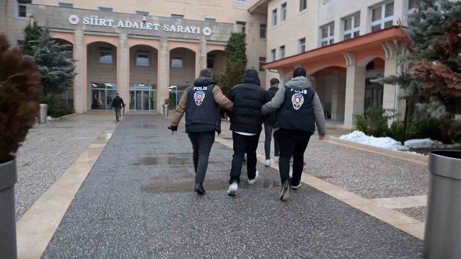 Siirt’te ‘sahte araç satım’ ilanıyla 4 kişiyi dolandıran 2 kişi tutuklandı
