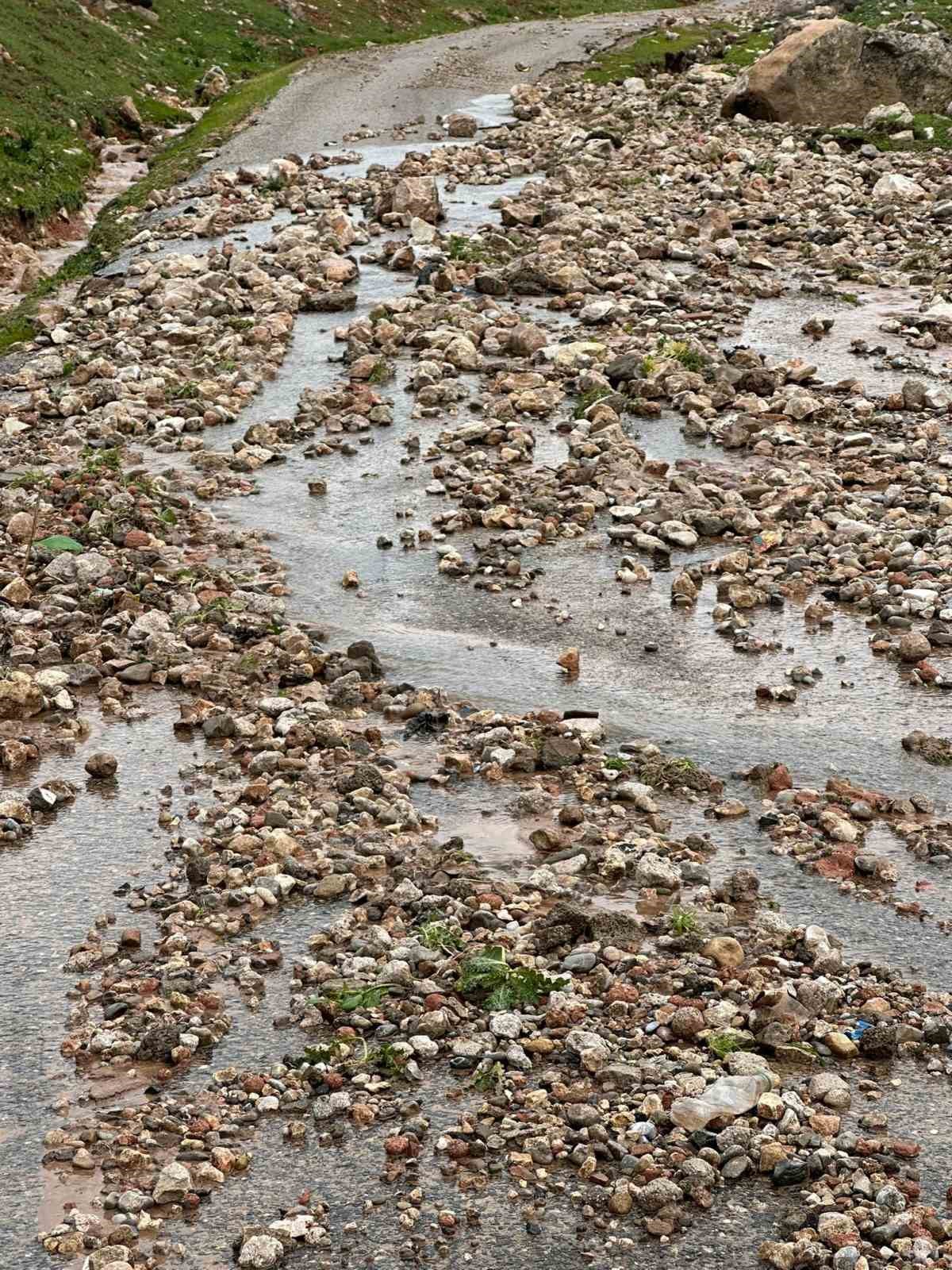 Siirt’te sel ve heyelanlar nedeniyle kapalı olan 70 köy yolu ulaşıma açıldı
