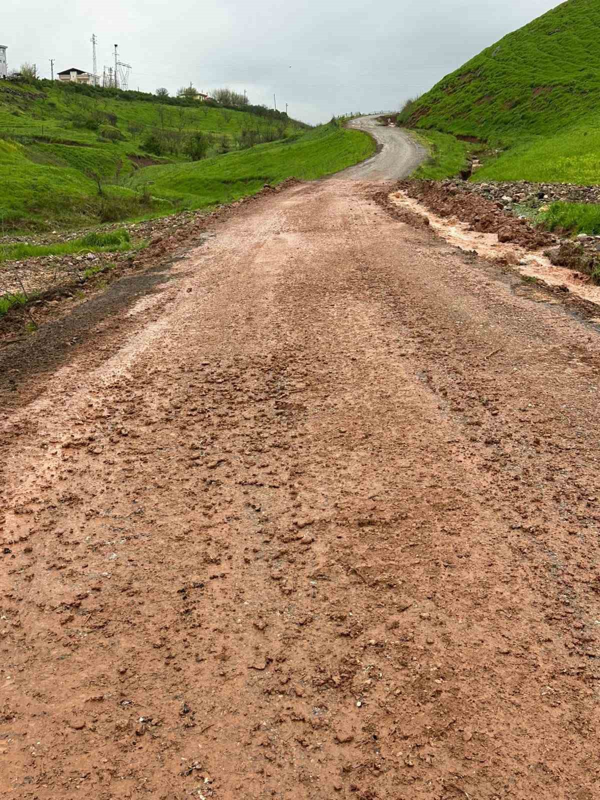 Siirt’te sel ve heyelanlar nedeniyle kapalı olan 70 köy yolu ulaşıma açıldı
