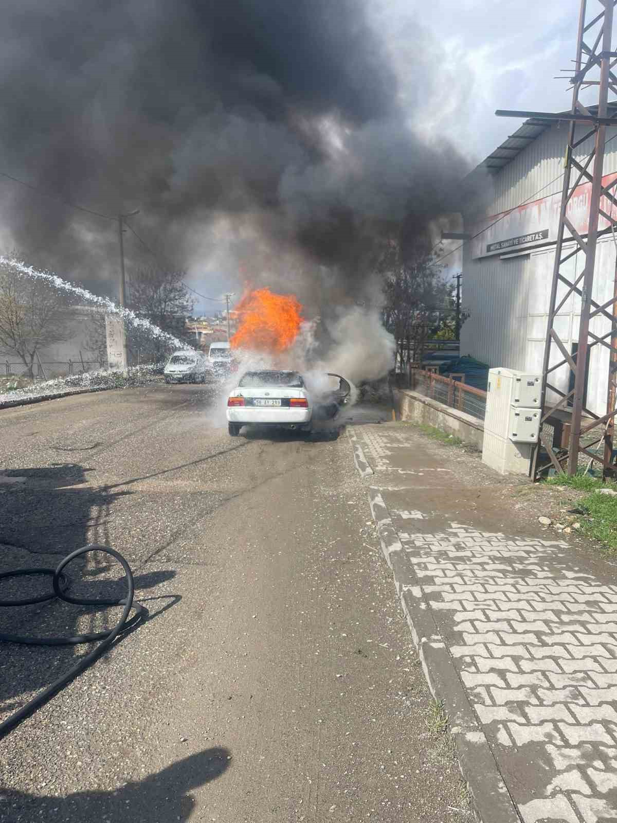 Siirt’te seyir halindeki otomobil alevlere teslim oldu
