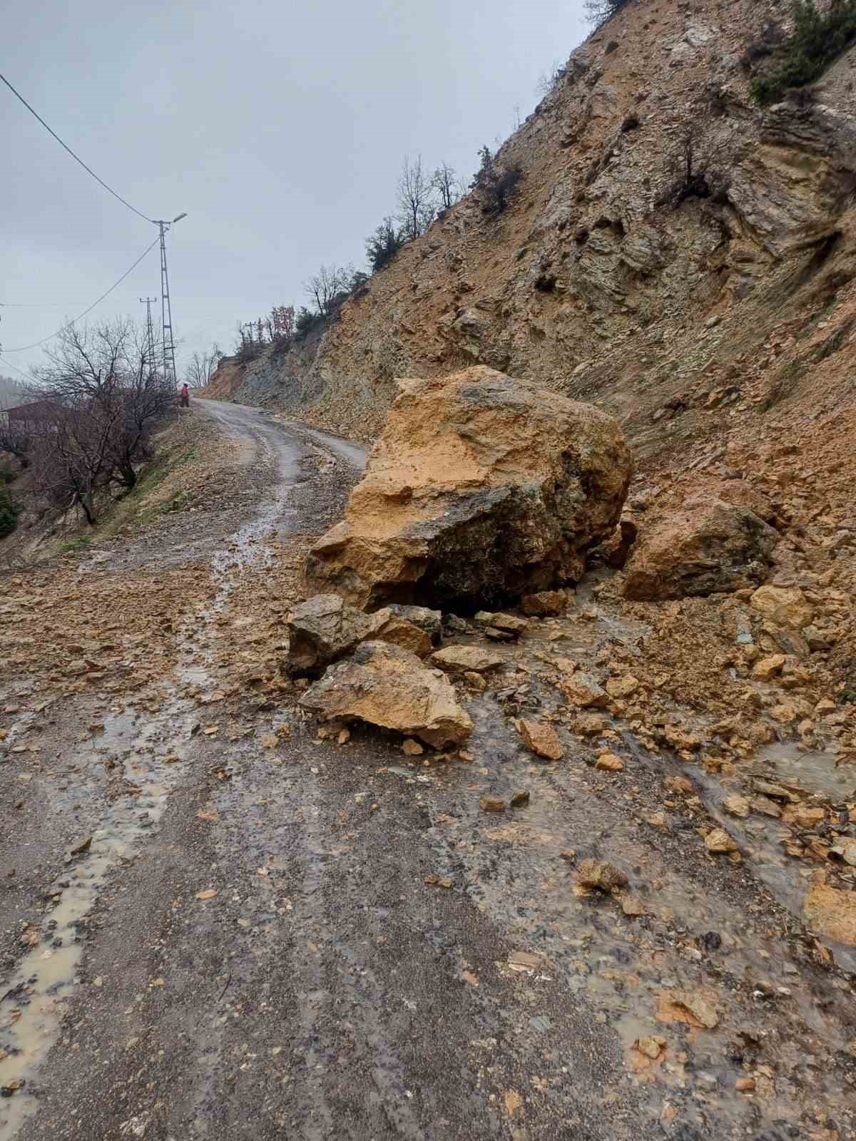 Siirt’te şiddetli yağış hayatı olumsuz etkiledi
