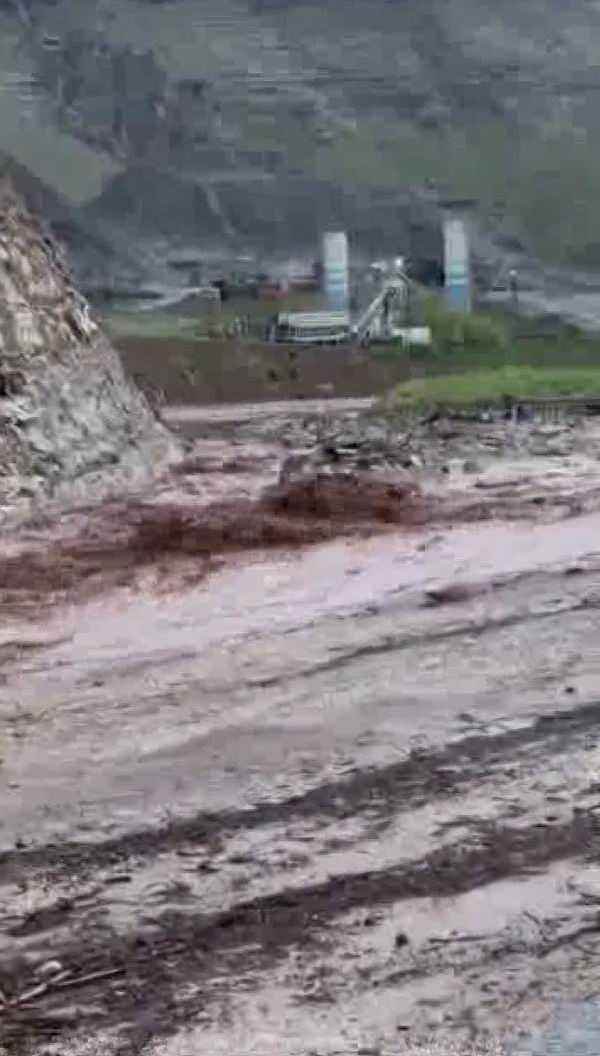 Siirt’te şiddetli yağışların ardından yol çöktü, heyelan meydana geldi
