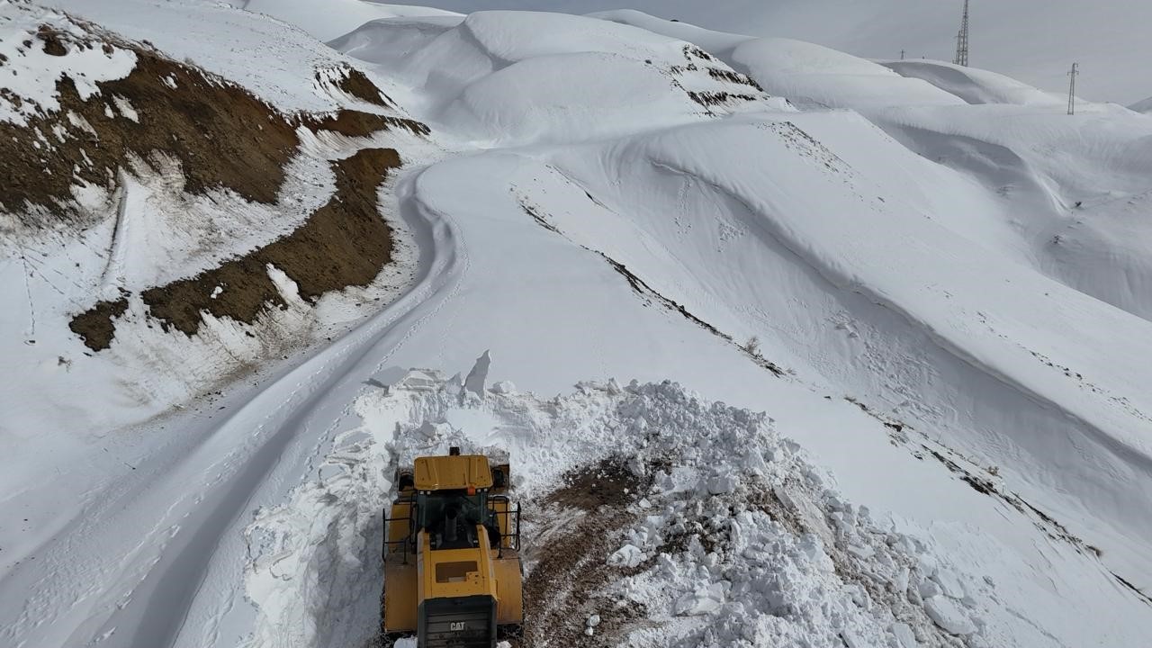 Siirt’te tipiden kapanan köy yolları temizlendi
