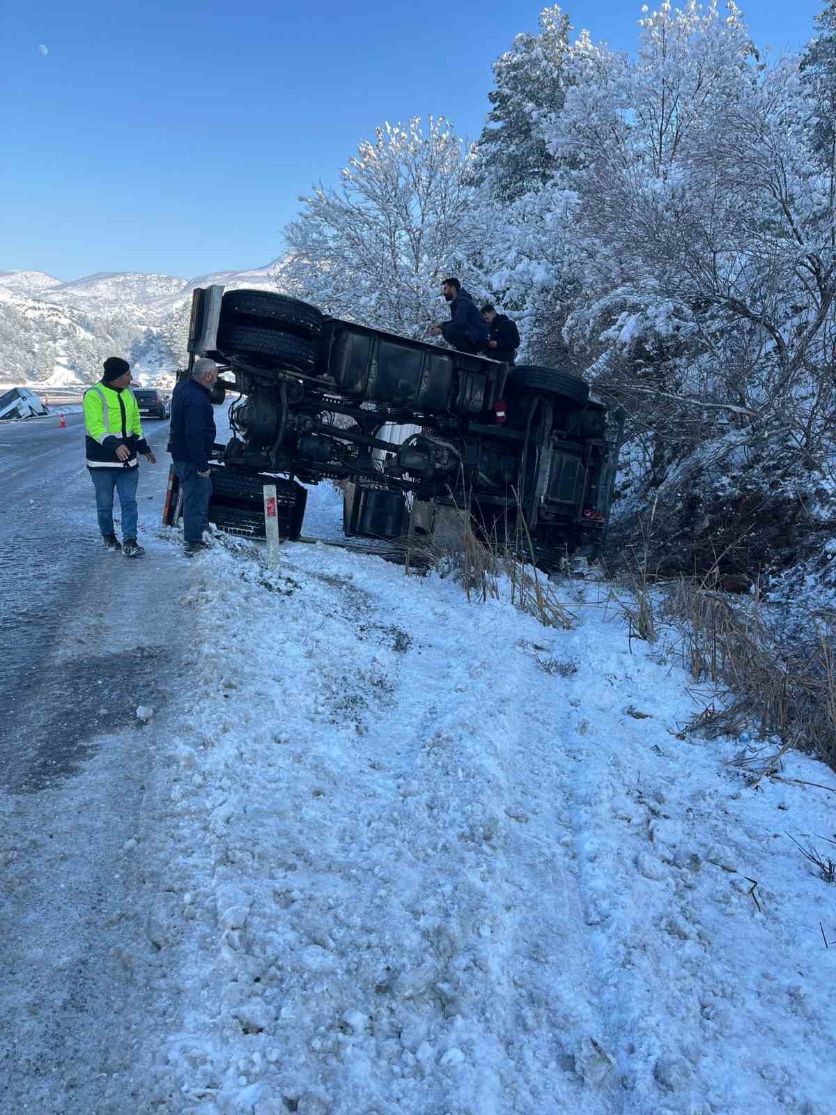 Siirt’te tır ve minibüs devrildi: 4 yaralı
