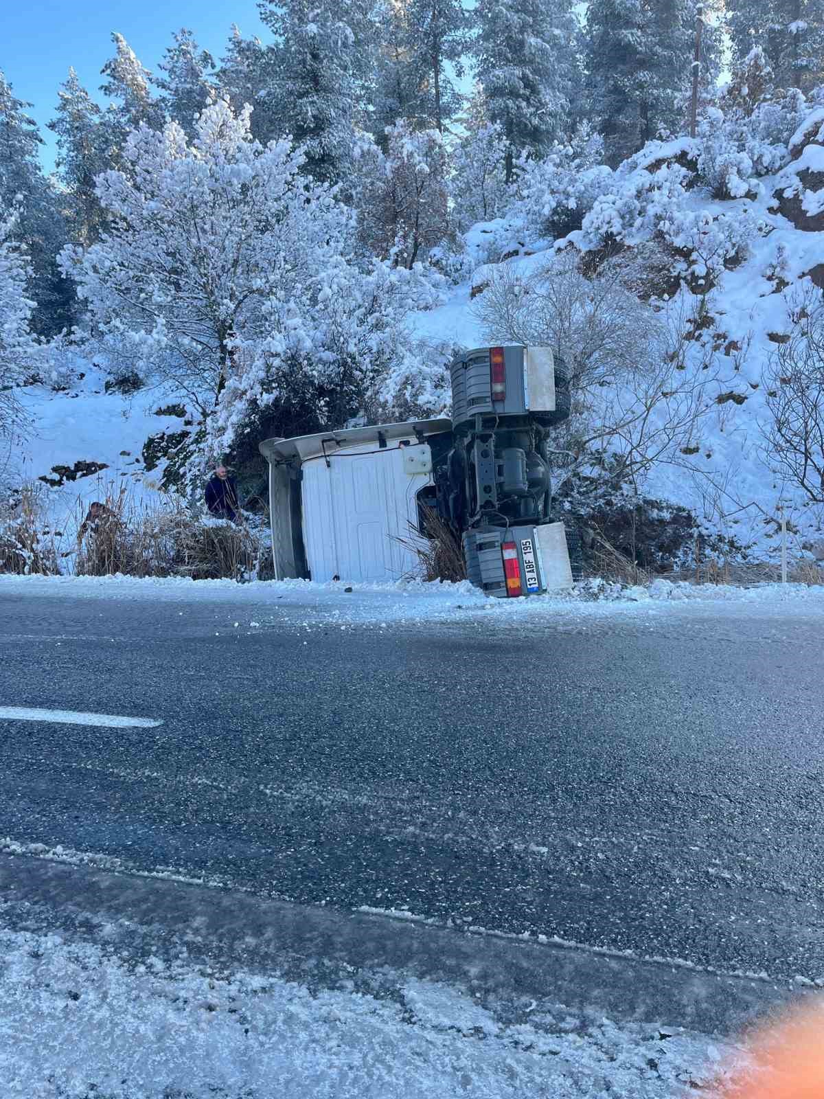 Siirt’te tır ve minibüs devrildi: 4 yaralı
