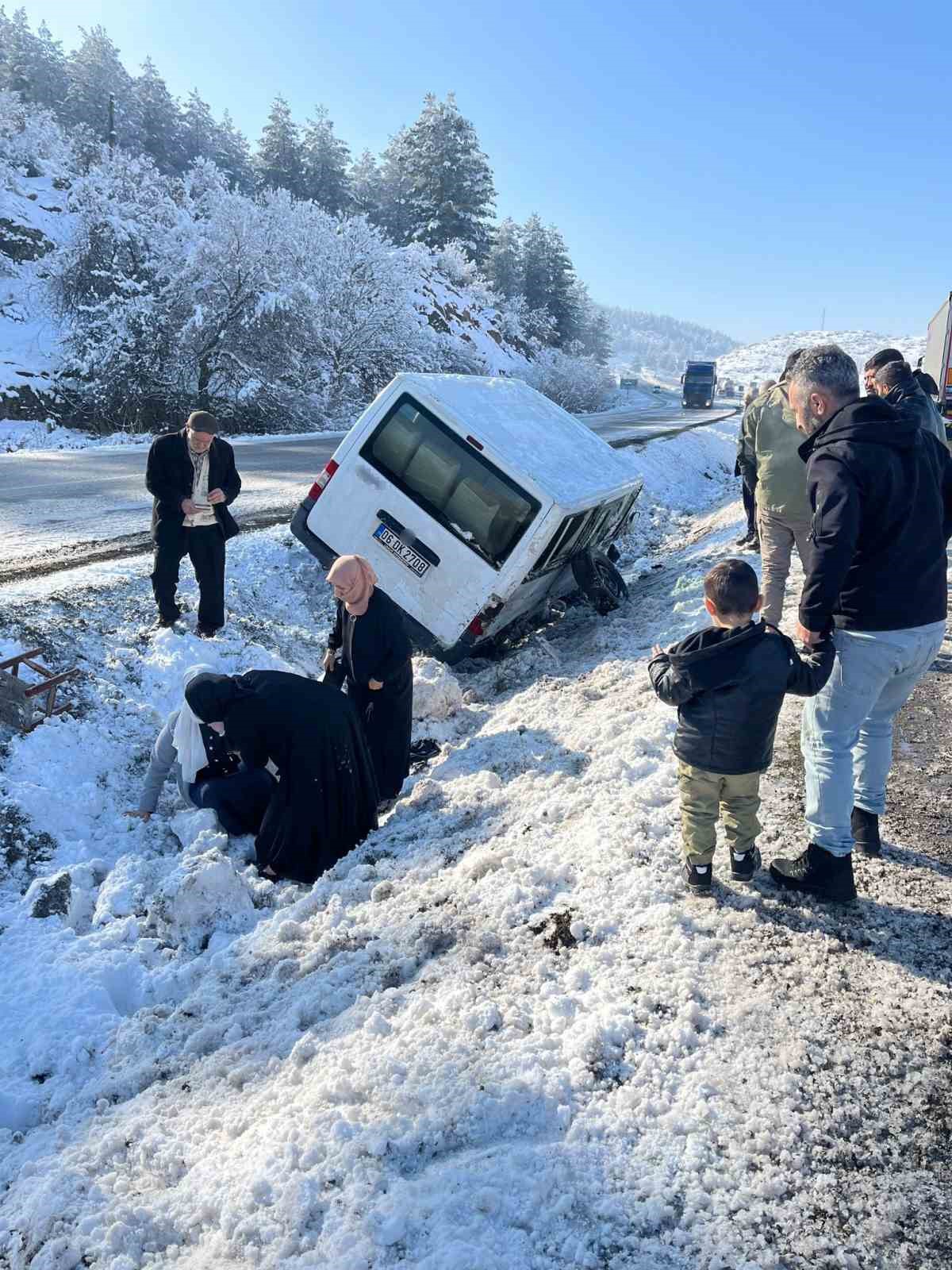 Siirt’te tır ve minibüs devrildi: 4 yaralı
