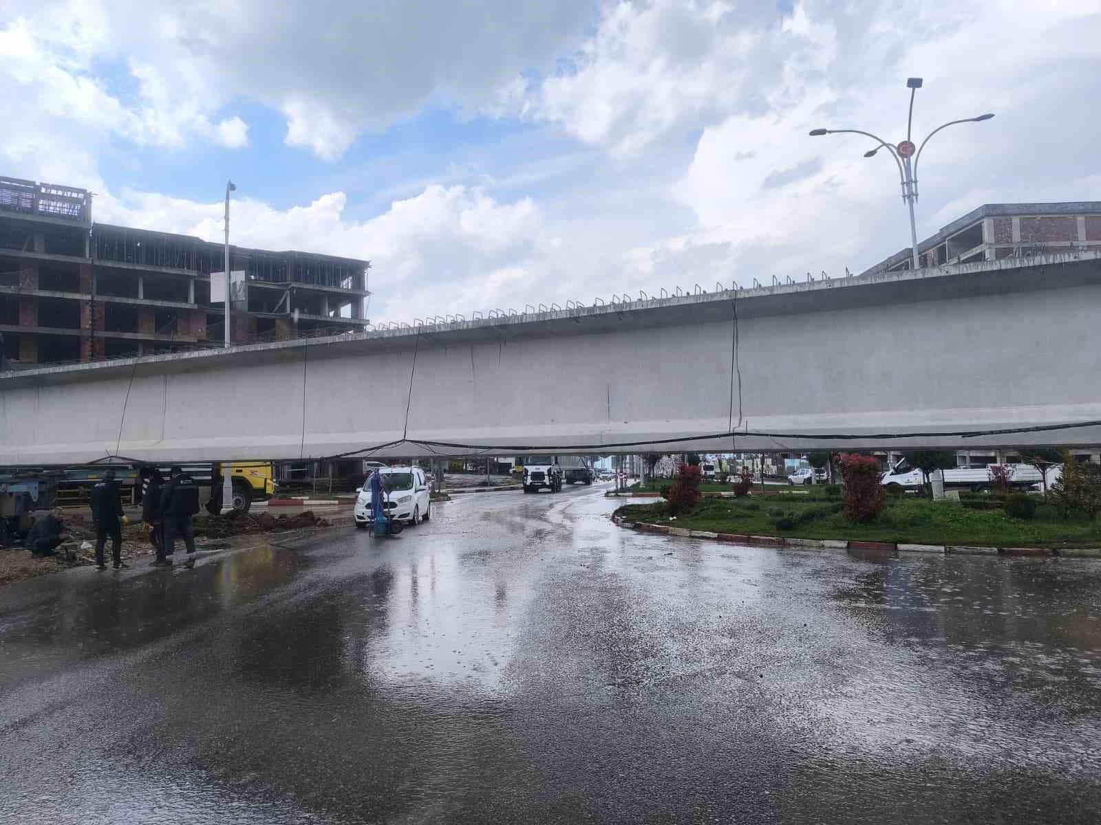 Siirt’te tıra yüklü 50 metrelik köprü kirişi kavşakta takılı kaldı: Yol saatlerdir ulaşıma kapalı
