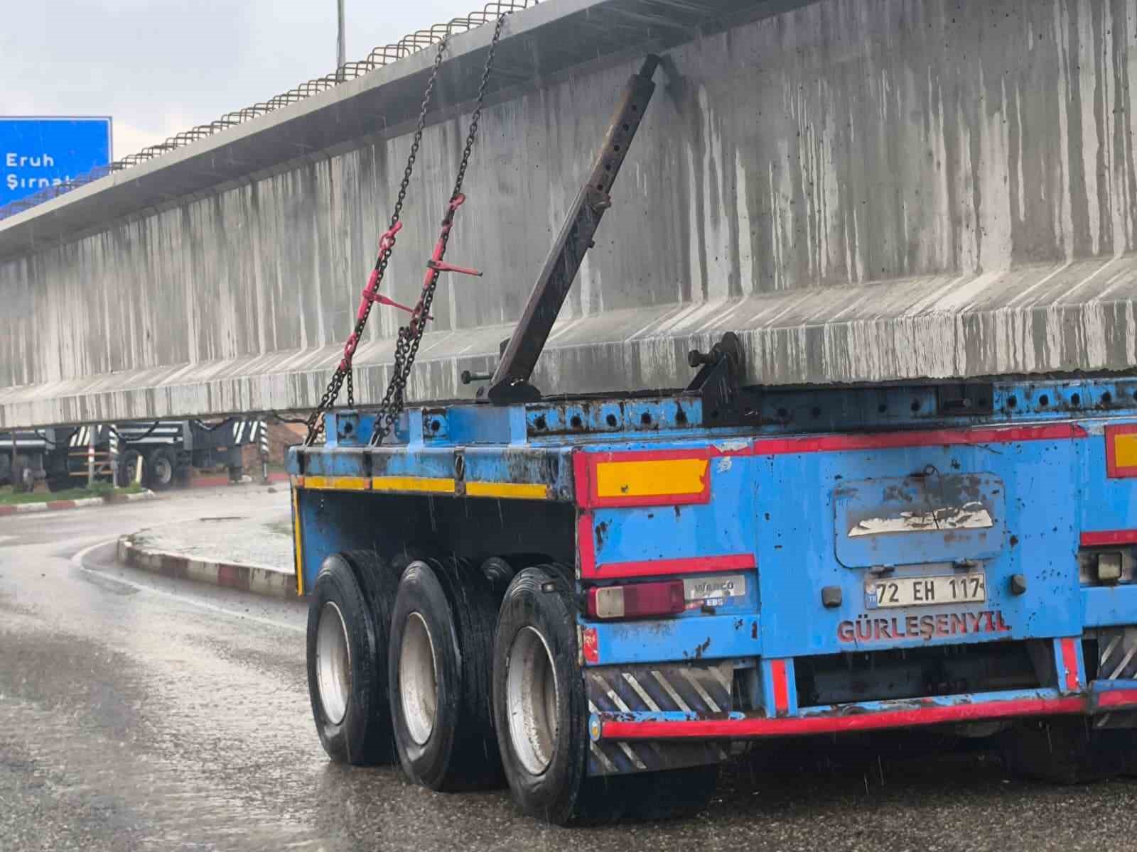 Siirt’te tıra yüklü 50 metrelik köprü kirişi kavşakta takılı kaldı: Yol saatlerdir ulaşıma kapalı
