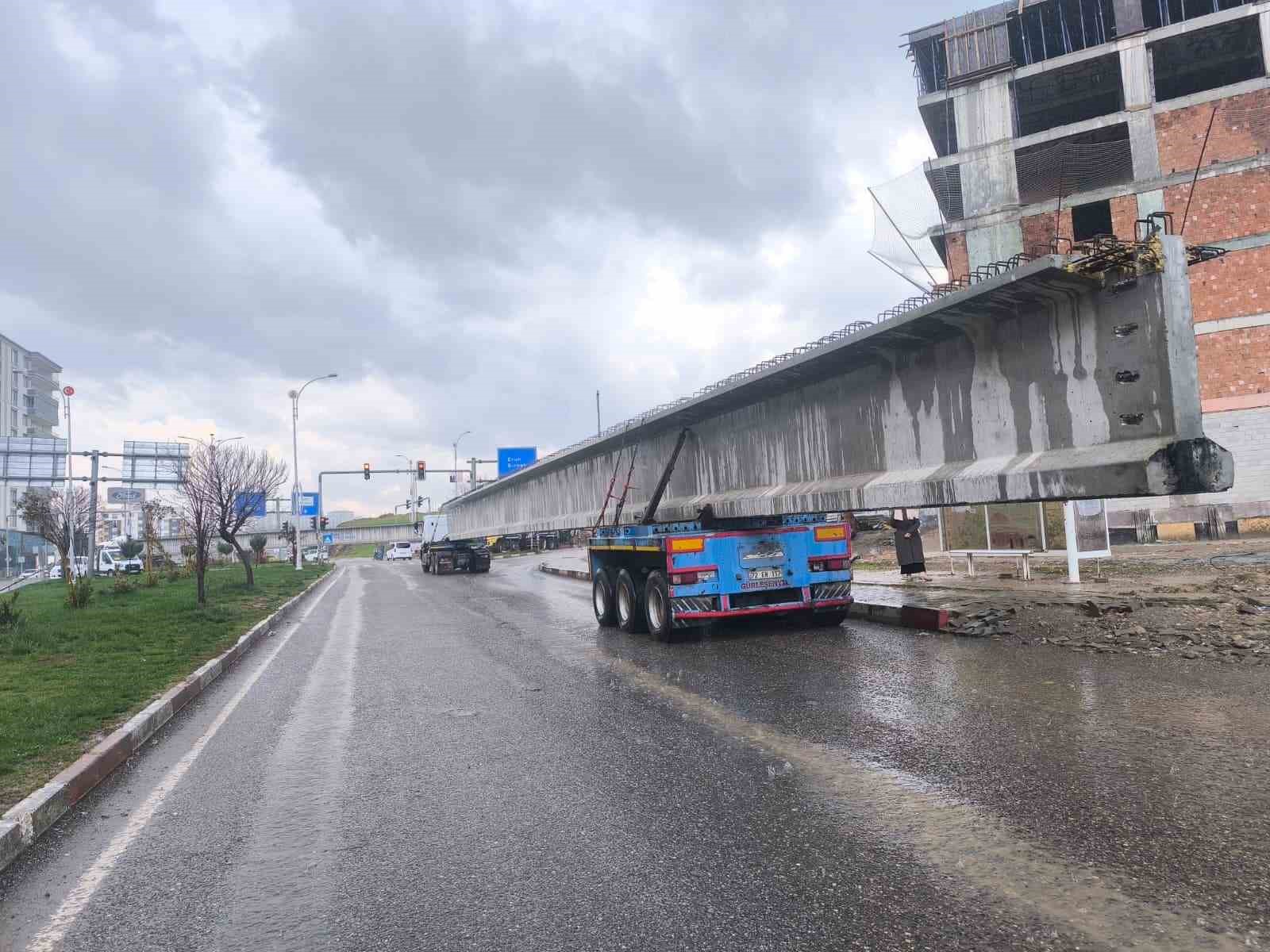 Siirt’te tıra yüklü 50 metrelik köprü kirişi kavşakta takılı kaldı: Yol saatlerdir ulaşıma kapalı
