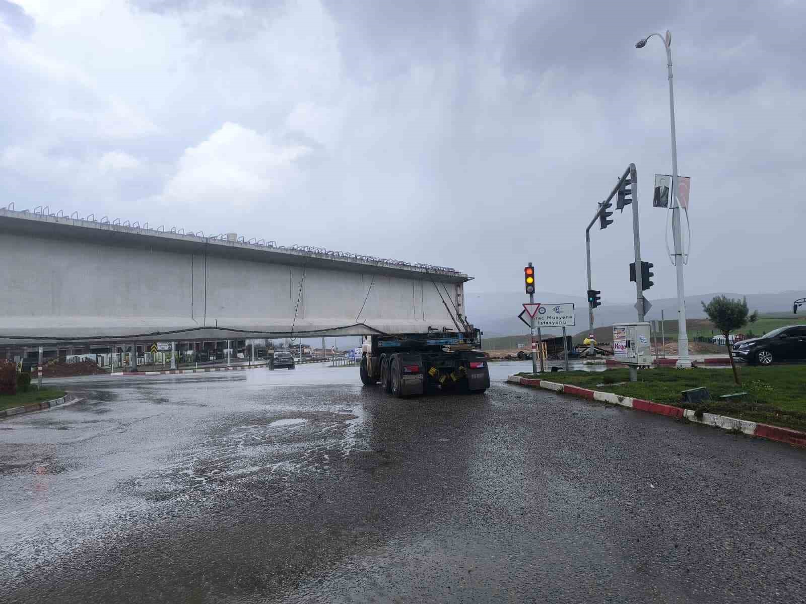 Siirt’te tıra yüklü 50 metrelik köprü kirişi kavşakta takılı kaldı: Yol saatlerdir ulaşıma kapalı
