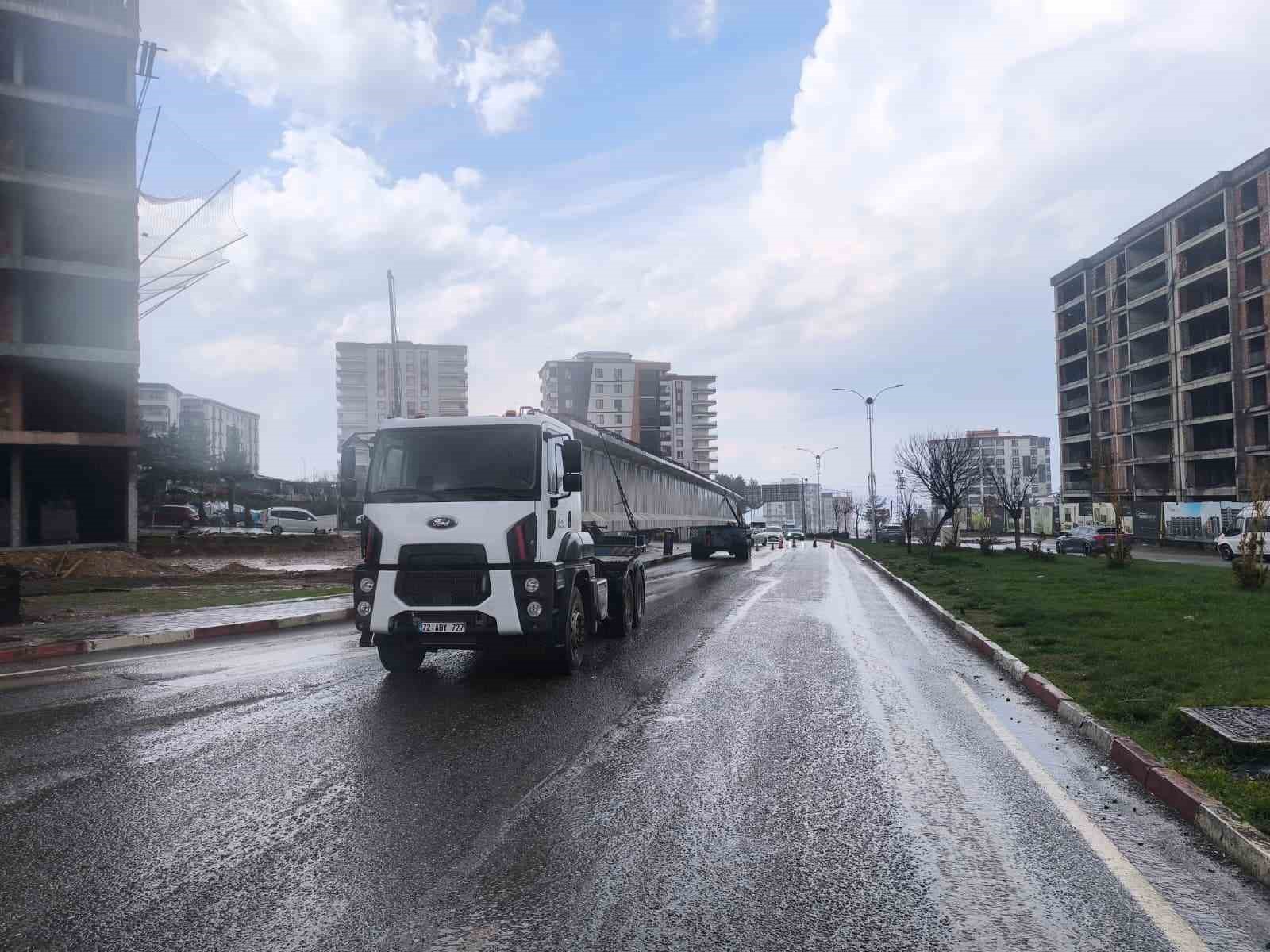 Siirt’te tıra yüklü 50 metrelik köprü kirişi kavşakta takılı kaldı: Yol saatlerdir ulaşıma kapalı
