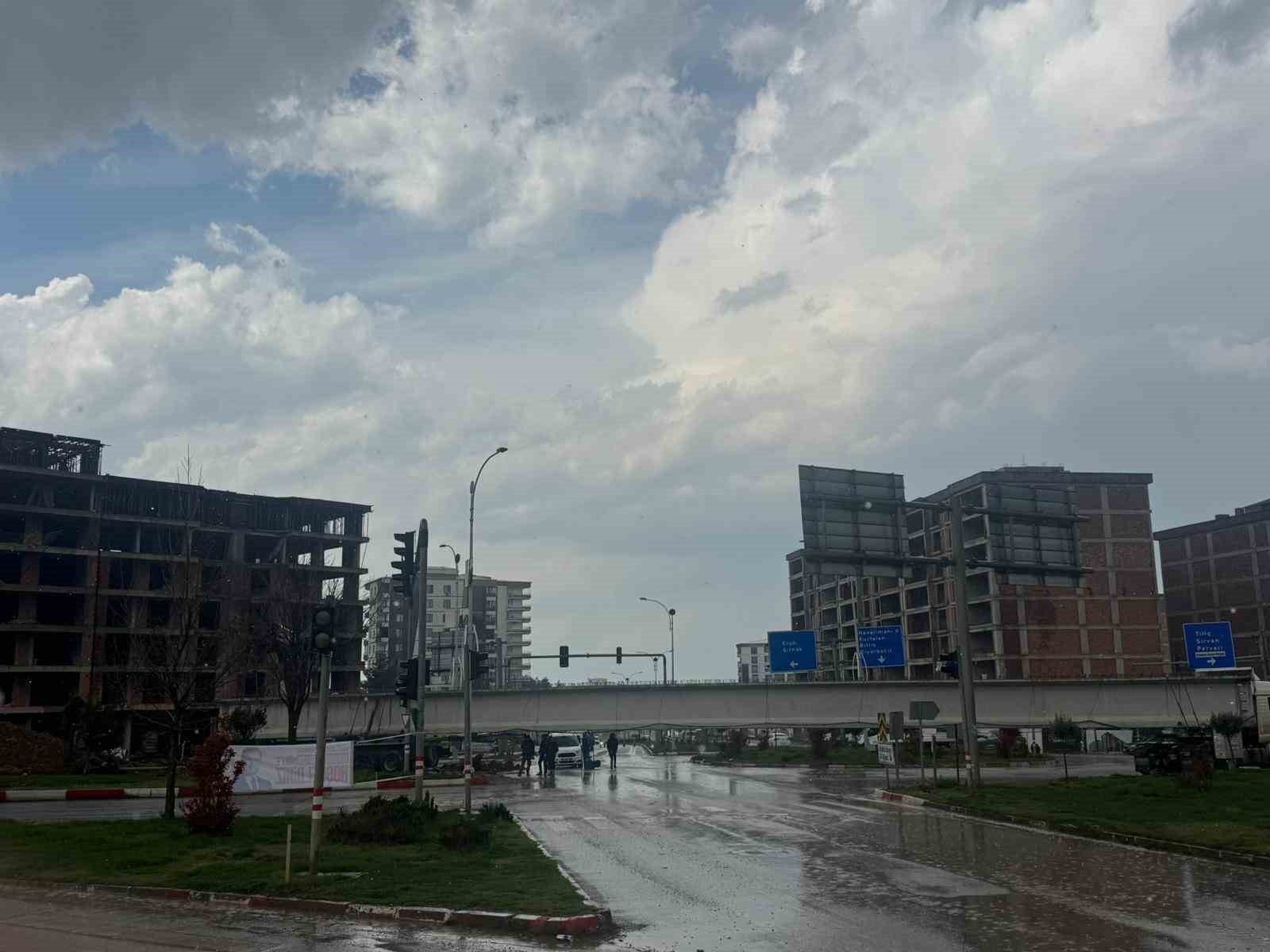 Siirt’te tıra yüklü 50 metrelik köprü kirişi kavşakta takılı kaldı: Yol saatlerdir ulaşıma kapalı
