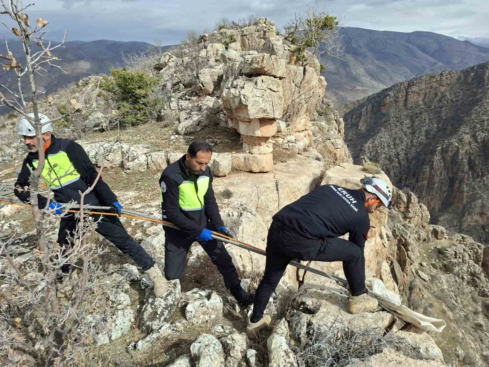 Siirt’te üç gündür mahsur kalan keçi dağcılar tarafından kurtarıldı

