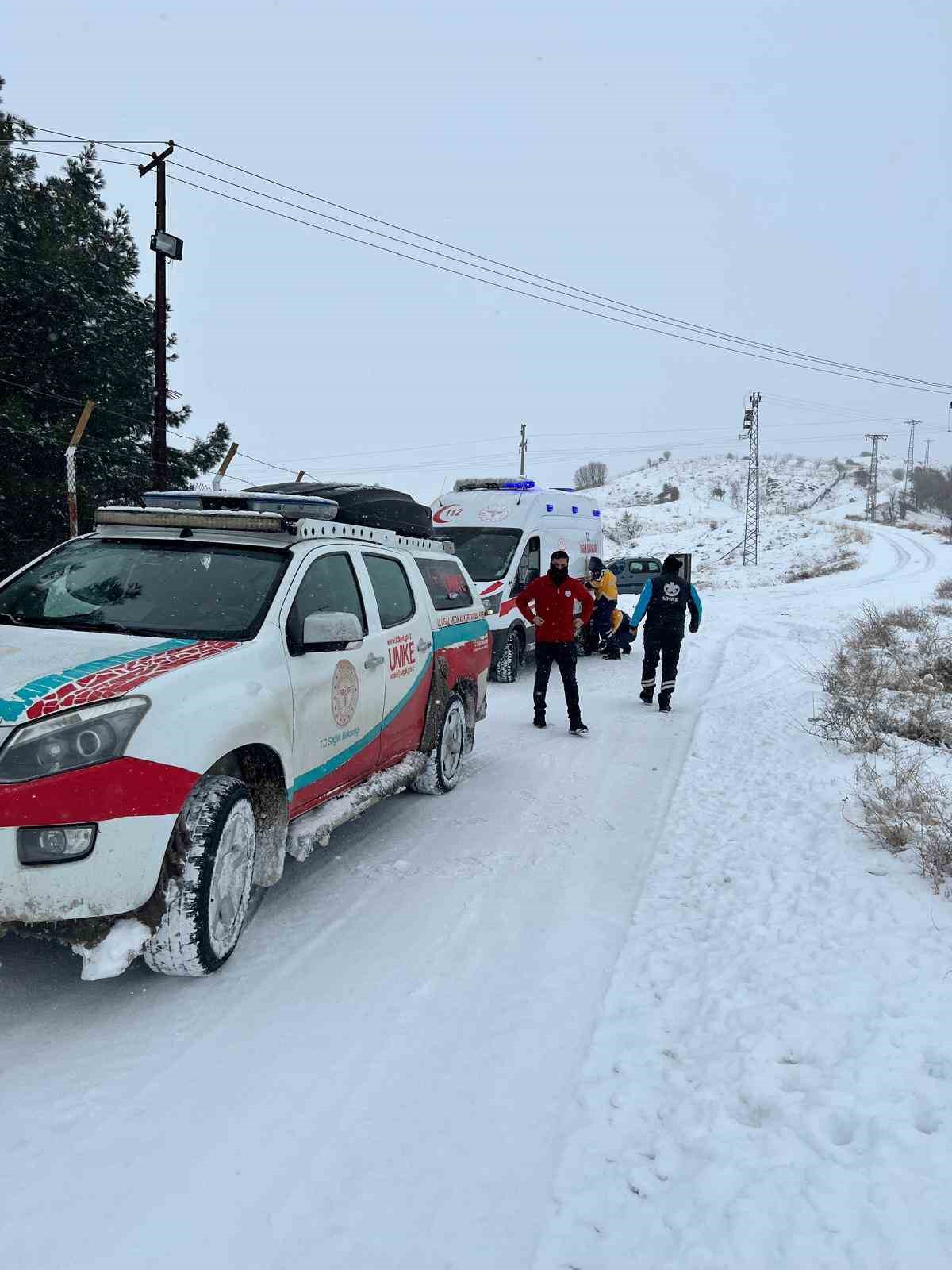 Siirt’te UMKE ekipleri kar ve tipiye rağmen hastalara yetişmeye çalışıyor
