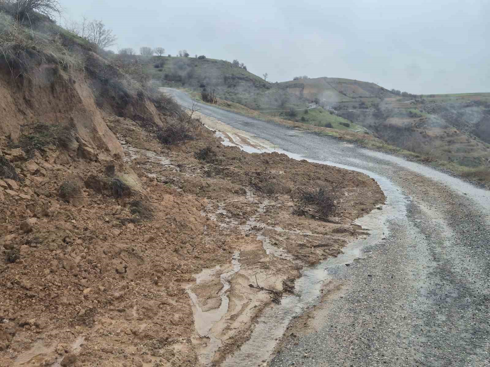 Siirt’te yağış sonrası yoğun mesai
Siirt’te yağış sonrası yoğun mesai