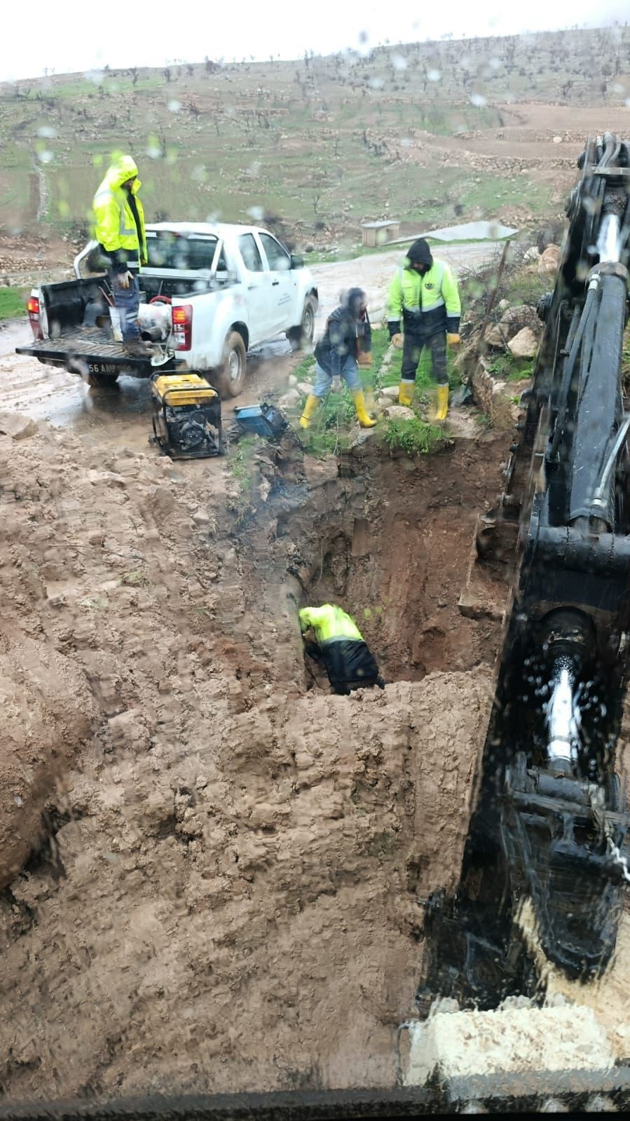 Siirt’te yağış sonrası yoğun mesai
Siirt’te yağış sonrası yoğun mesai
