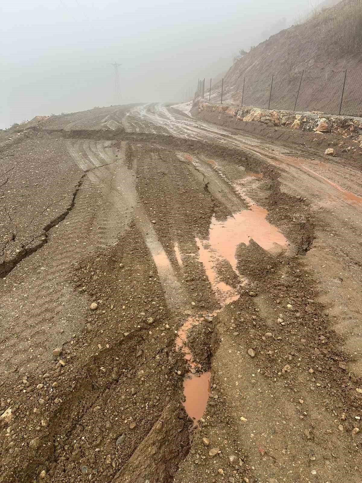 Siirt’te yağış sonrası yoğun mesai
Siirt’te yağış sonrası yoğun mesai