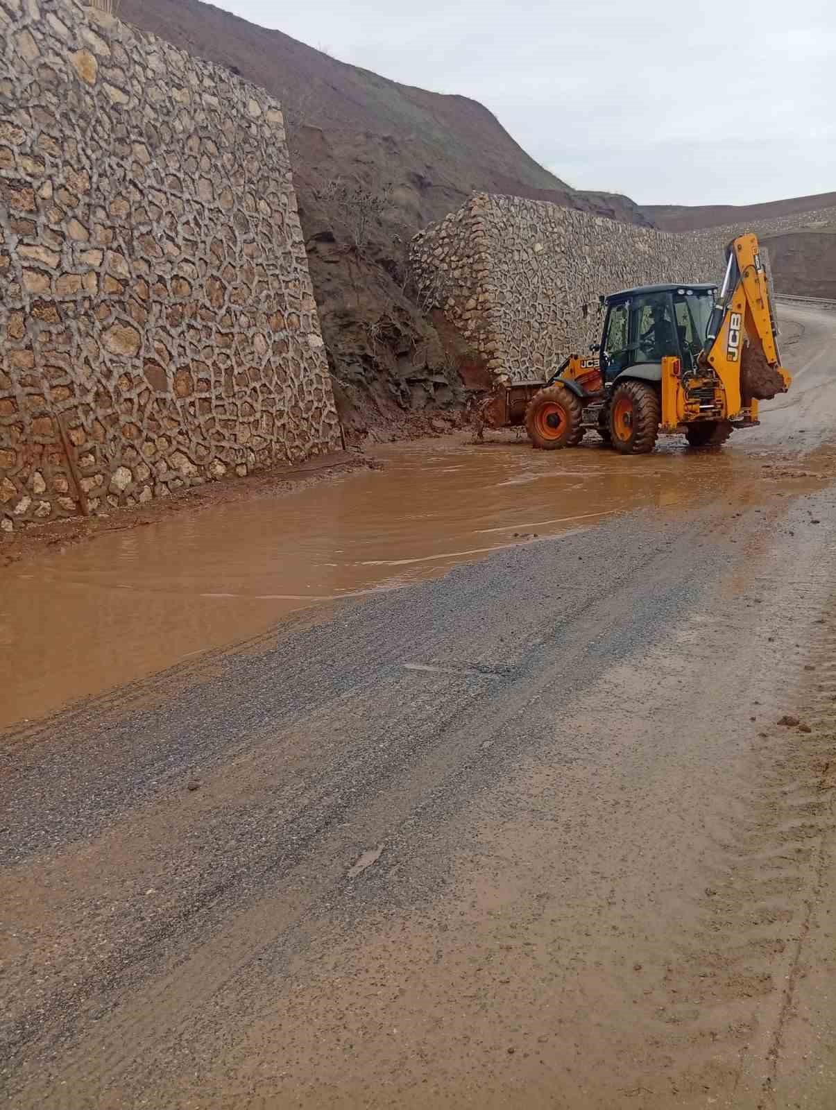 Siirt’te yağış sonrası yoğun mesai
Siirt’te yağış sonrası yoğun mesai