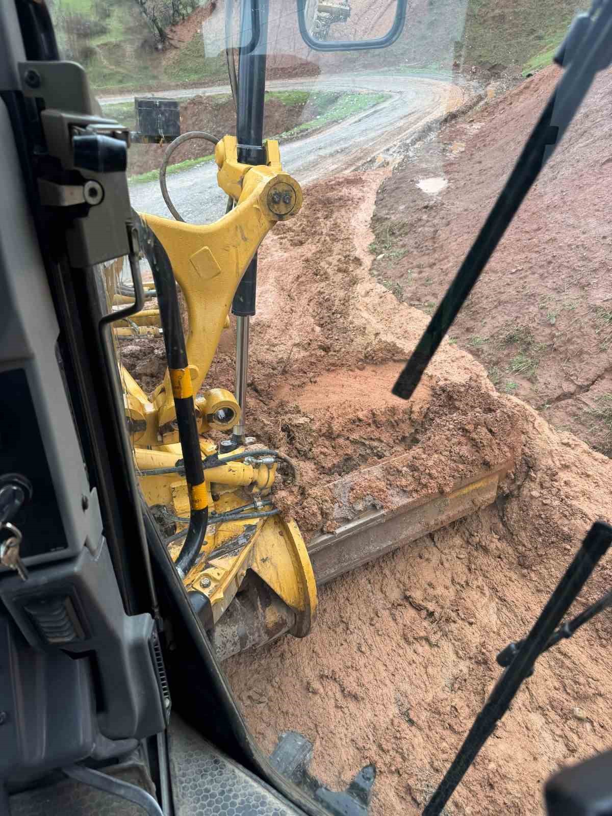 Siirt’te yağış sonrası yoğun mesai
Siirt’te yağış sonrası yoğun mesai