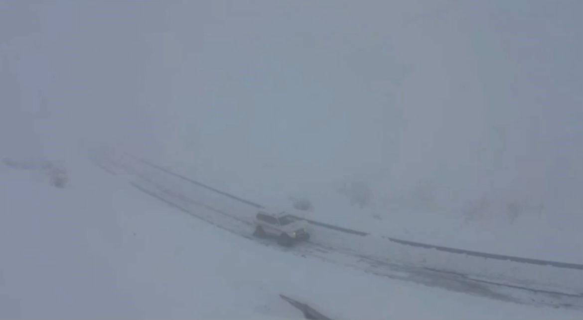 Siirt’te yoğun kar yağışına rağmen ekipler çalışmaya devam ediyor
