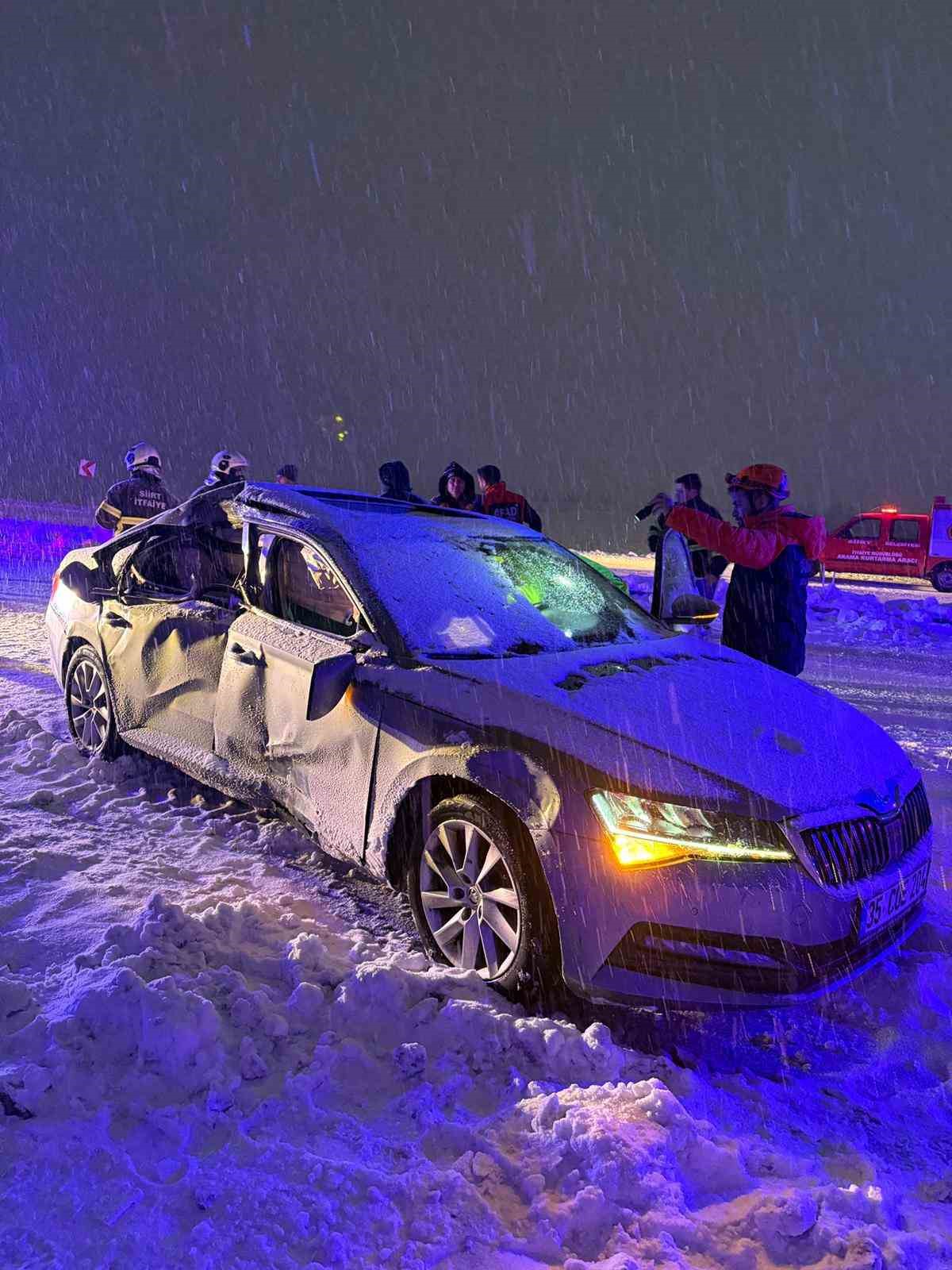 Siirt’te yol çalışması yapan araç ile otomobil çarpıştı: 1 ölü, 4 yaralı

