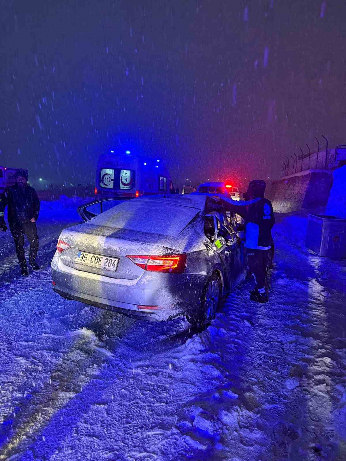 Siirt’te yol çalışması yapan araç ile otomobil çarpıştı: 1 ölü, 4 yaralı
