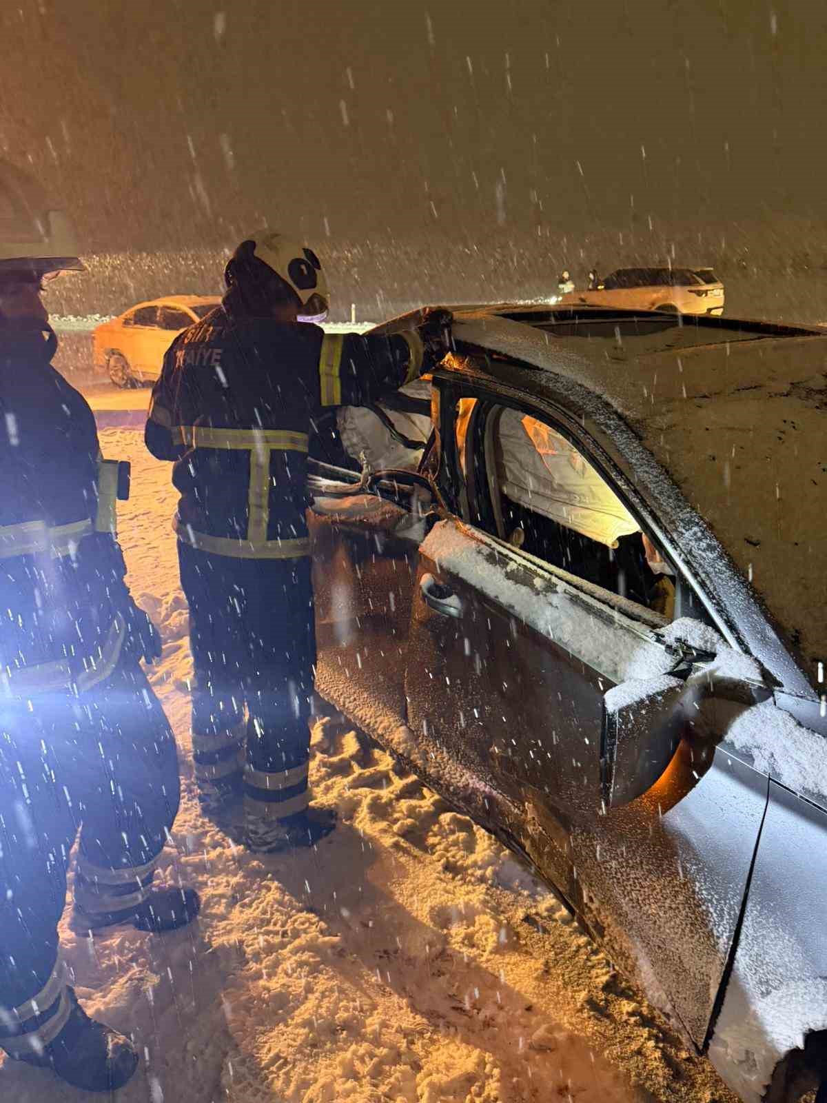 Siirt’te yol çalışması yapan araç ile otomobil çarpıştı: 1 ölü, 4 yaralı
