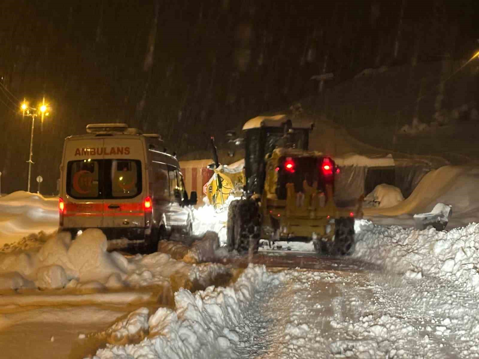 Siirt’te yolda mahsur kalan ambulans 3 saat sonra kurtarıldı
