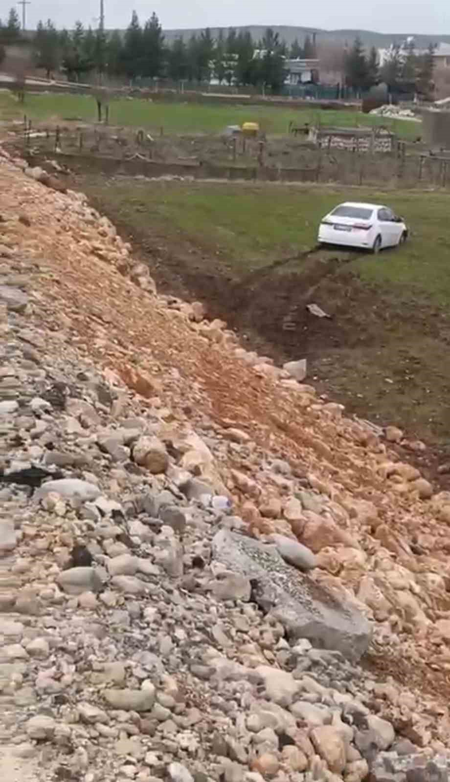 Siirt’te yoldan çıkan otomobil tarlaya girdi
