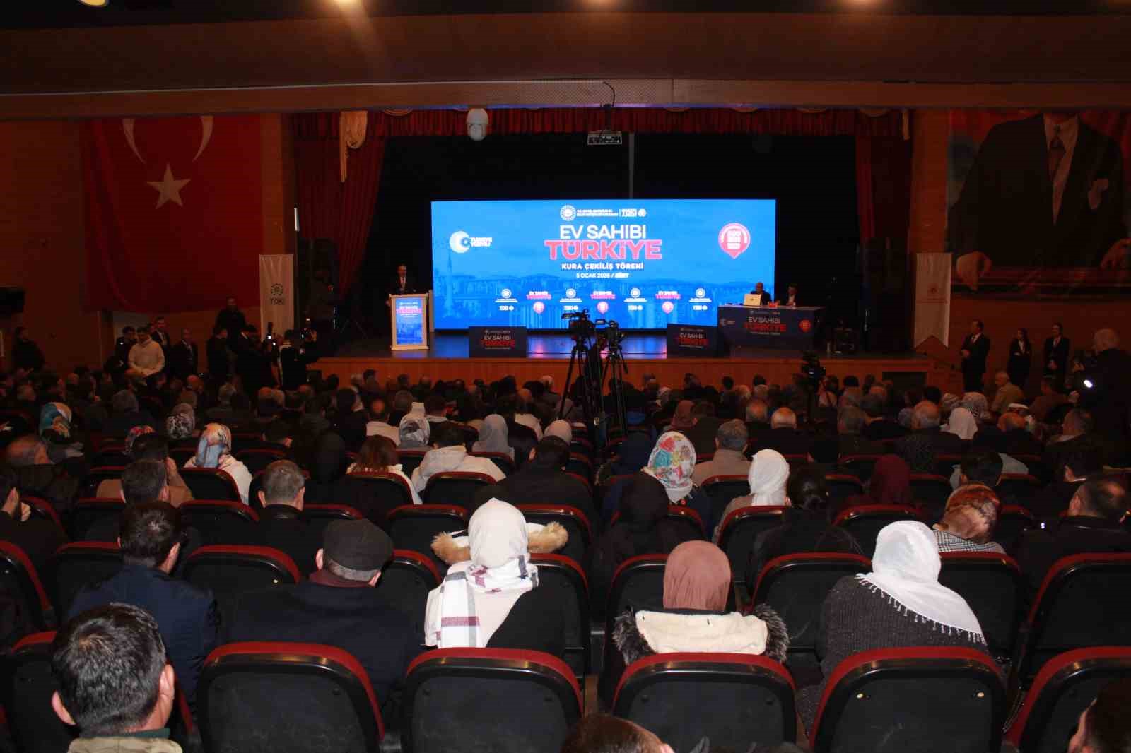 Siirt’te ‘Yüzyılın Konut Projesi’nde bin 627 konutun hak sahibi belirlendi
Siirt’te ‘Yüzyılın Konut Projesi’nde bin 627 konutun hak sahibi belirlendi