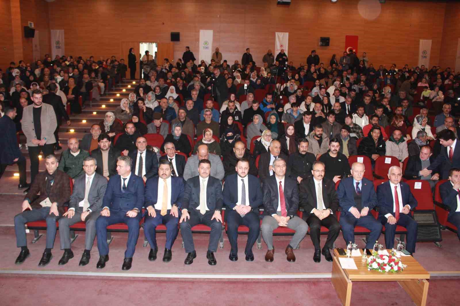 Siirt’te ‘Yüzyılın Konut Projesi’nde bin 627 konutun hak sahibi belirlendi
Siirt’te ‘Yüzyılın Konut Projesi’nde bin 627 konutun hak sahibi belirlendi