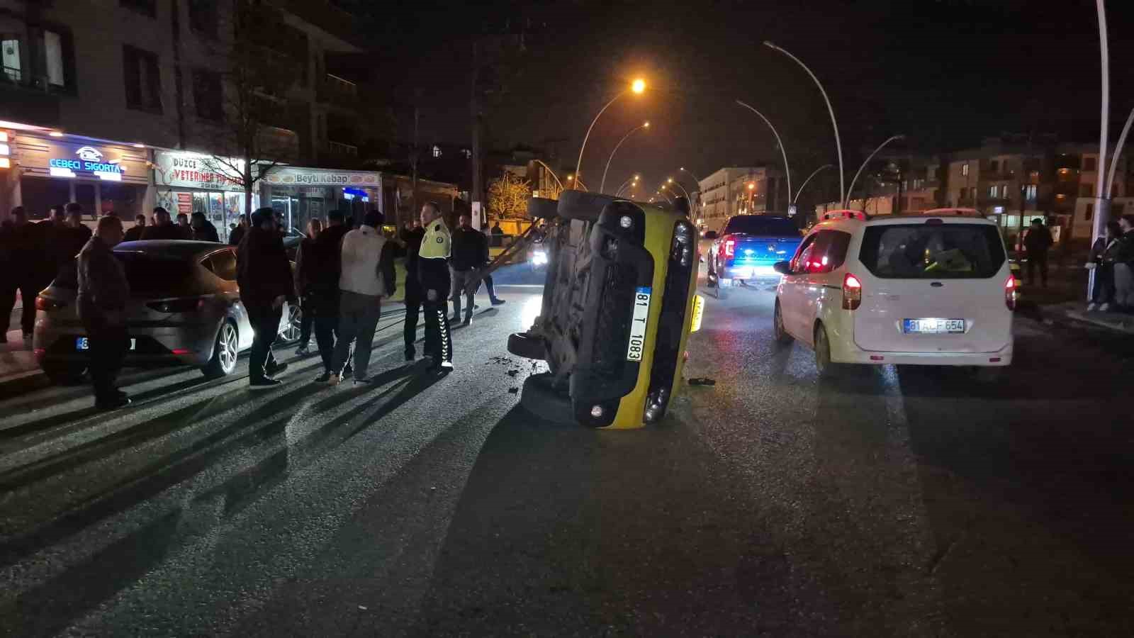 Sıkışan trafikte kontrolden çıkan taksi yan yattı
