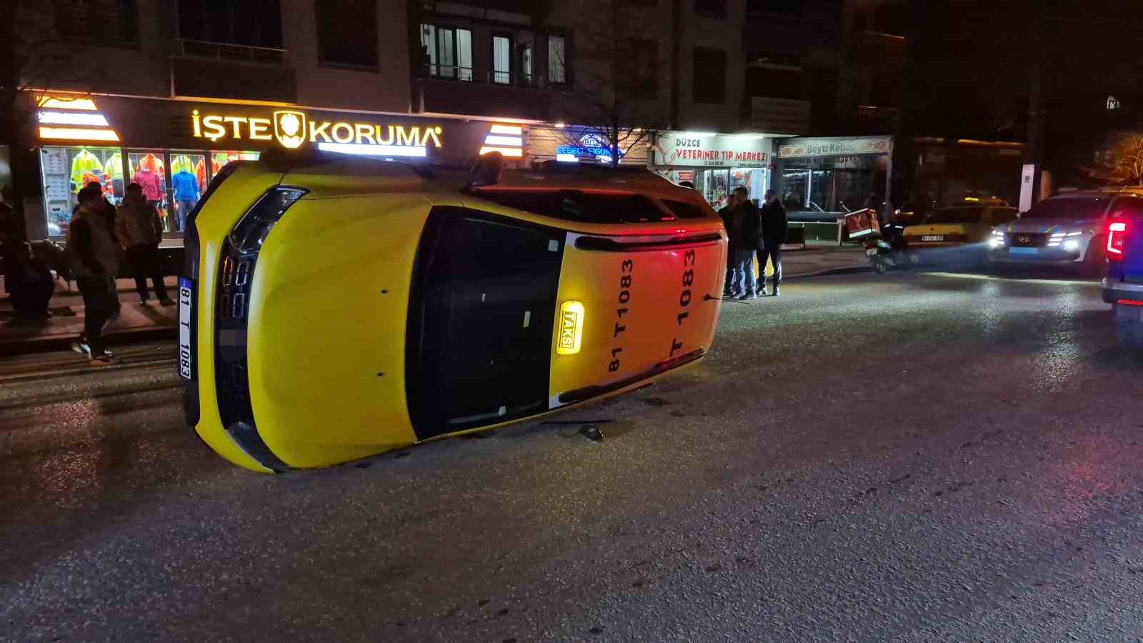 Sıkışan trafikte kontrolden çıkan taksi yan yattı
