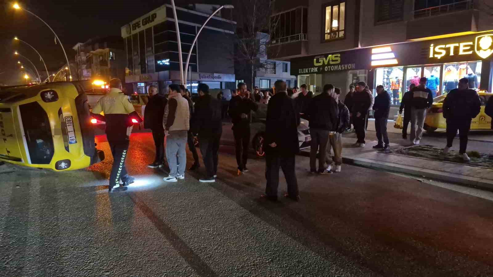 Sıkışan trafikte kontrolden çıkan taksi yan yattı
