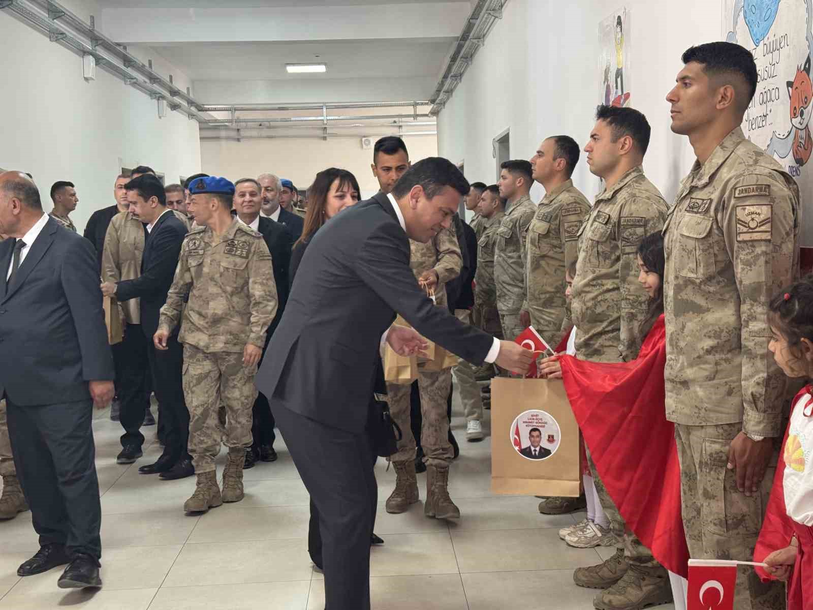 Silah arkadaşları Şehit Astsubay Mehmet Gündüz’ün adını kütüphanede yaşatıyor
