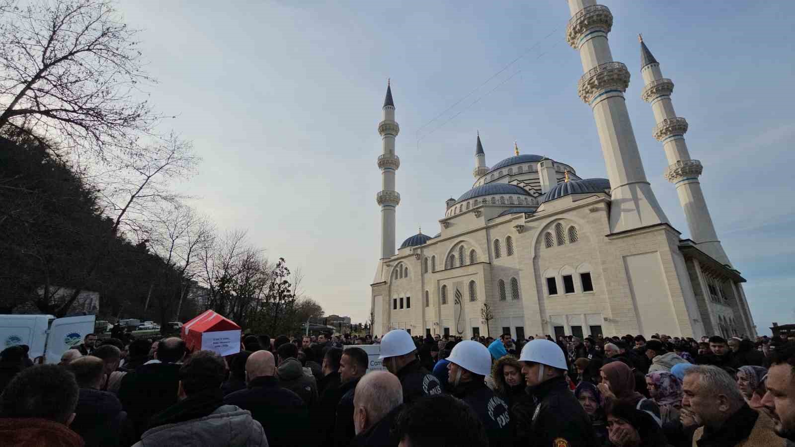 Silahını temizlerken hayatını kaybeden polis memuru Zonguldak’ta son yolculuğuna uğurlandı
