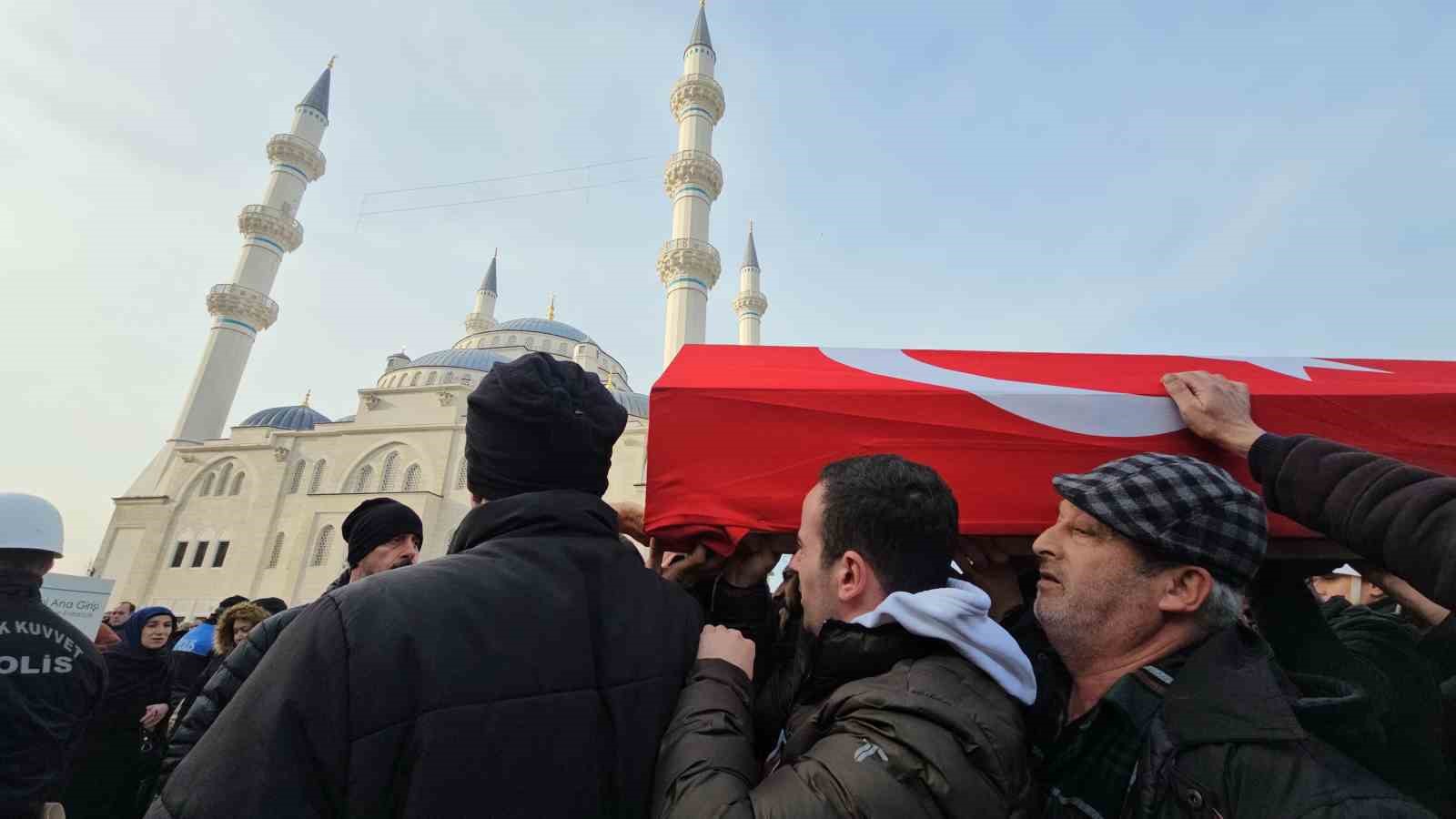 Silahını temizlerken hayatını kaybeden polis memuru Zonguldak’ta son yolculuğuna uğurlandı
