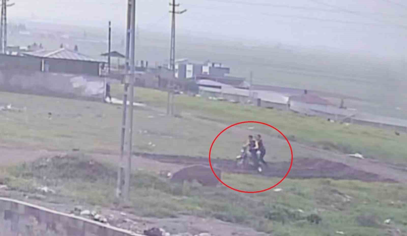 Silahla çevreye defalarca ateş eden 3 çocuğun hayrete düşüren anları kamerada
