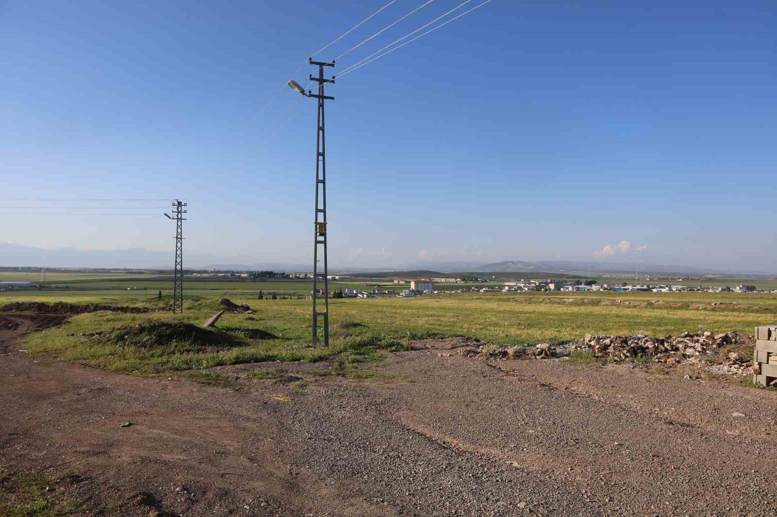 Silahla çevreye defalarca ateş eden 3 çocuğun hayrete düşüren anları kamerada

