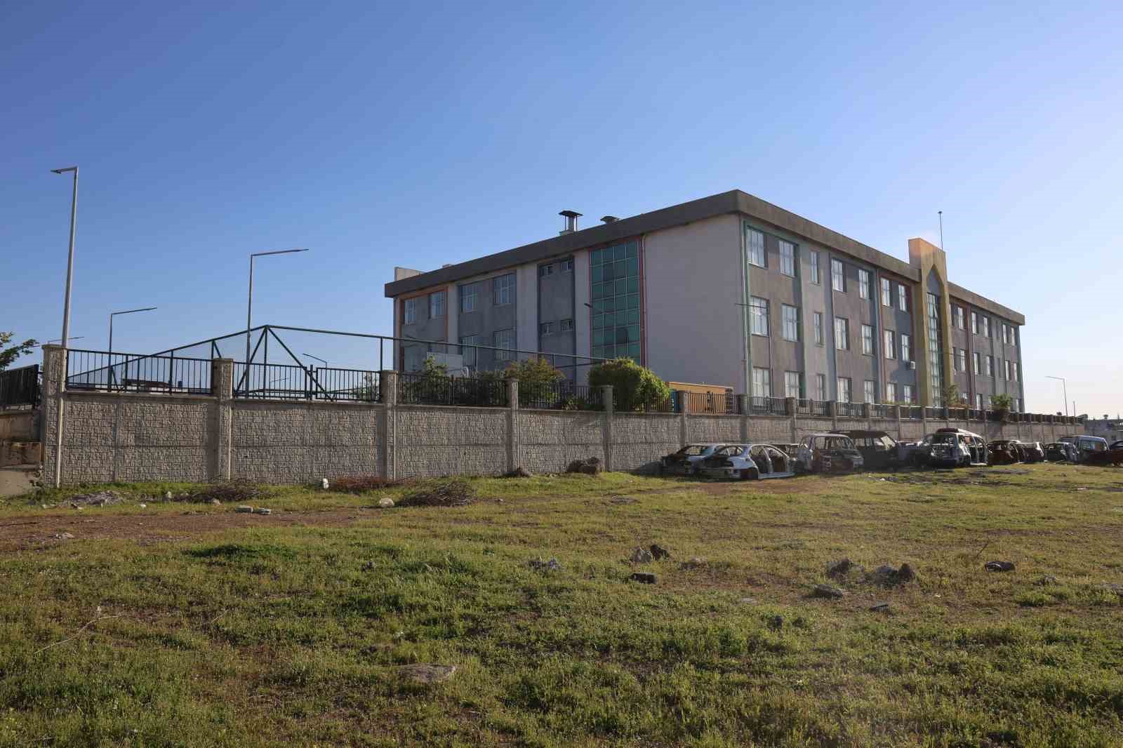 Silahla çevreye defalarca ateş eden 3 çocuğun hayrete düşüren anları kamerada
