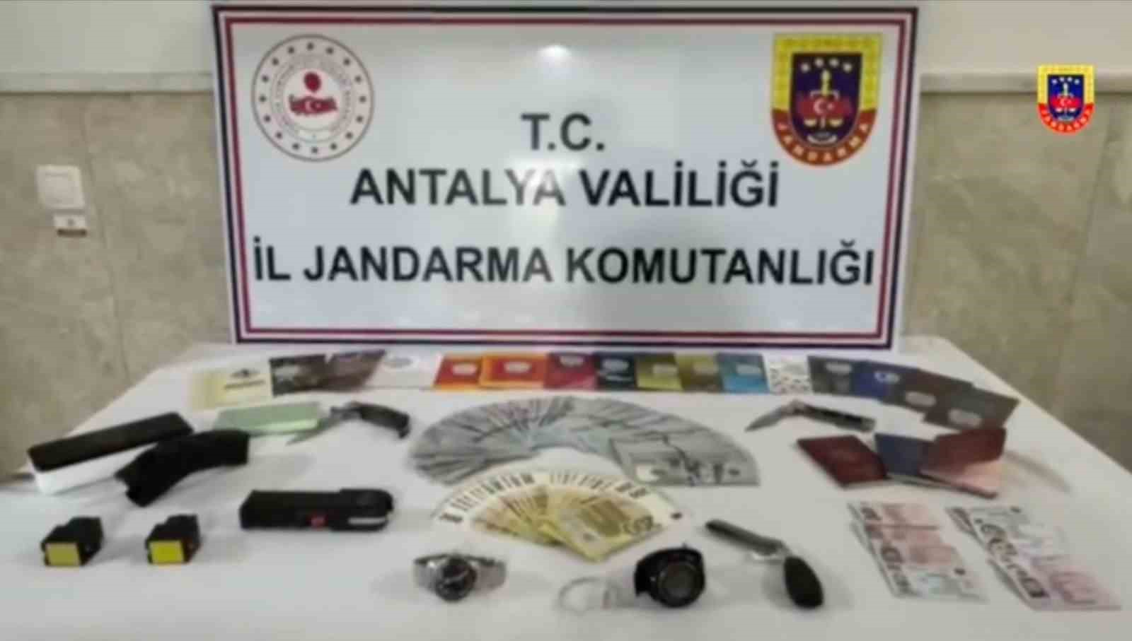 Silahla tehdit edilerek evine girilen kadının ellerini bağlayıp yüz tanıma sistemiyle hesabından 18 bin euro çektiler
