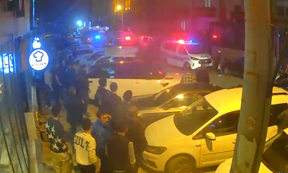 Silahlı kavga sırasında yaşanan panik ve korku kameraya yansıdı
