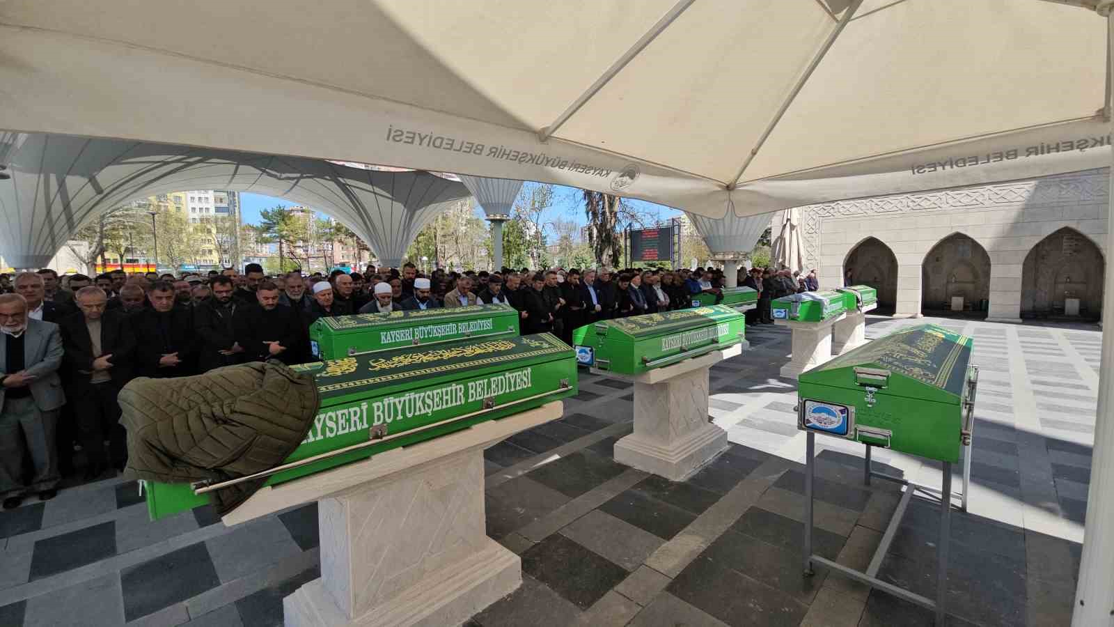 Silahlı kavgada hayatını kaybeden adam toprağa verildi
