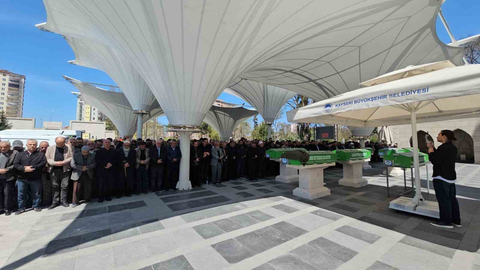 Silahlı kavgada hayatını kaybeden adam toprağa verildi
