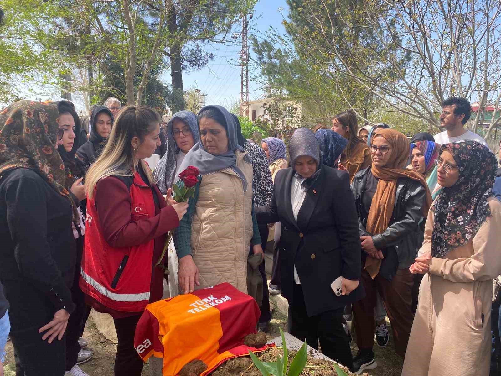 Silahlı saldırıda hayatını kaybeden Adnan’ın mezar taşına çok sevdiği Galatasaray’ın forması bırakıldı
