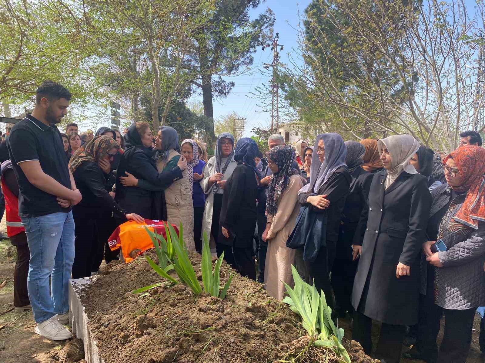 Silahlı saldırıda hayatını kaybeden Adnan’ın mezar taşına çok sevdiği Galatasaray’ın forması bırakıldı
