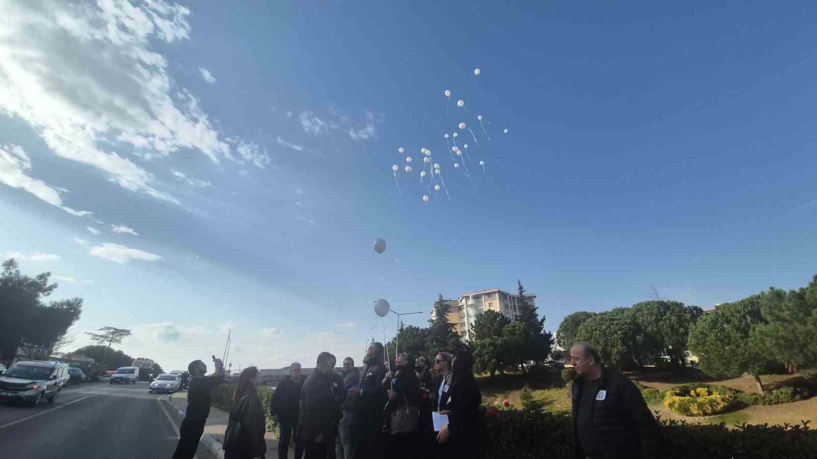 Sıla’nın hayatını kaybettiği yolda çelenkler dizildi, beyaz balonlar gökyüzüne bırakıldı
Sıla’nın hayatını kaybettiği yolda çelenkler dizildi, beyaz balonlar gökyüzüne bırakıldı