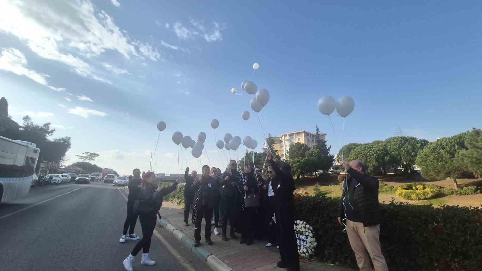 Sıla’nın hayatını kaybettiği yolda çelenkler dizildi, beyaz balonlar gökyüzüne bırakıldı
Sıla’nın hayatını kaybettiği yolda çelenkler dizildi, beyaz balonlar gökyüzüne bırakıldı