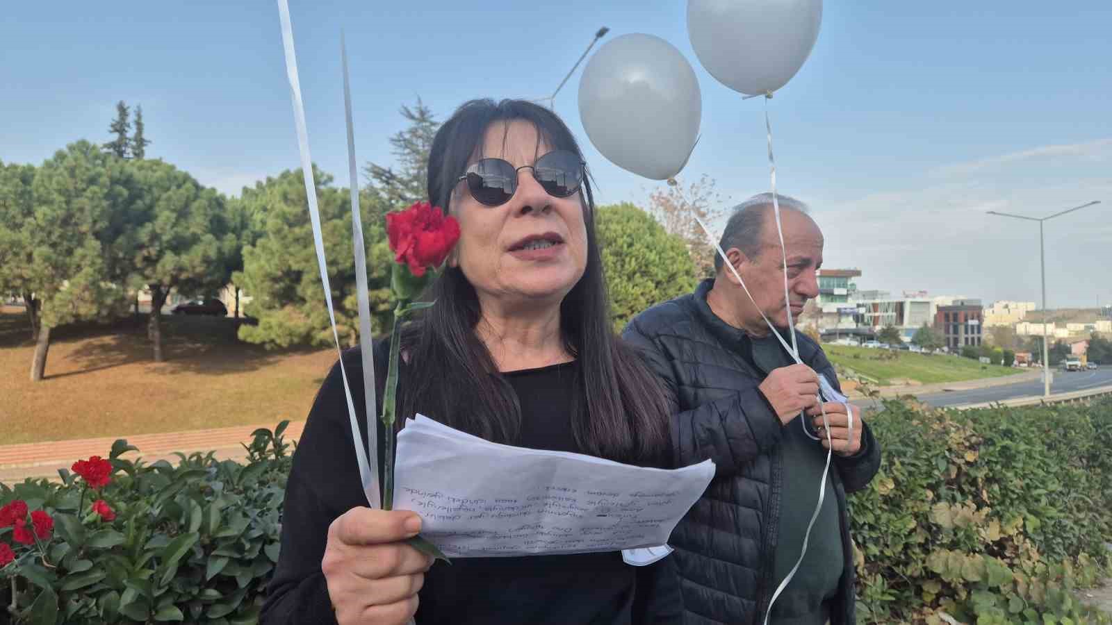 Sıla’nın hayatını kaybettiği yolda çelenkler dizildi, beyaz balonlar gökyüzüne bırakıldı
Sıla’nın hayatını kaybettiği yolda çelenkler dizildi, beyaz balonlar gökyüzüne bırakıldı