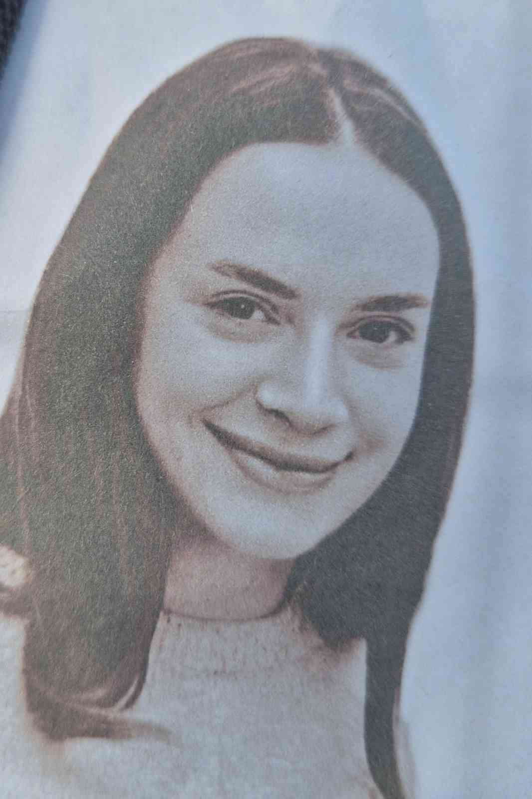 Sıla’nın hayatını kaybettiği yolda çelenkler dizildi, beyaz balonlar gökyüzüne bırakıldı
Sıla’nın hayatını kaybettiği yolda çelenkler dizildi, beyaz balonlar gökyüzüne bırakıldı